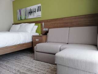 Отель Hampton By Hilton Kalisz Калиш Queen Family Room with Sofa Bed-3