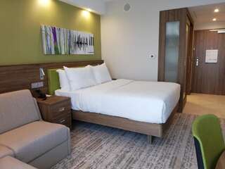 Отель Hampton By Hilton Kalisz Калиш Queen Family Room with Sofa Bed-5