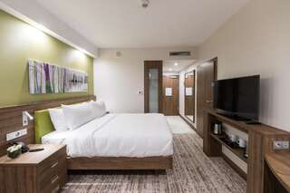 Отель Hampton By Hilton Kalisz Калиш Номер с кроватью размера «queen-size»-5